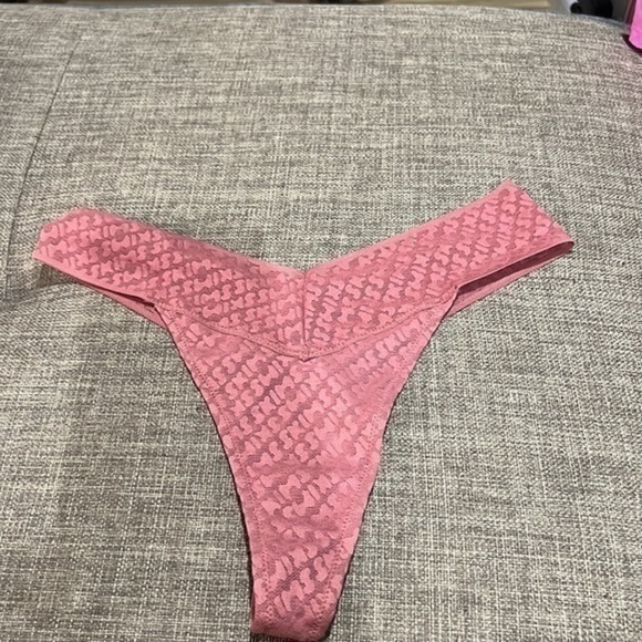 Skims Logo Mesh Thong - Picture 3 of 9